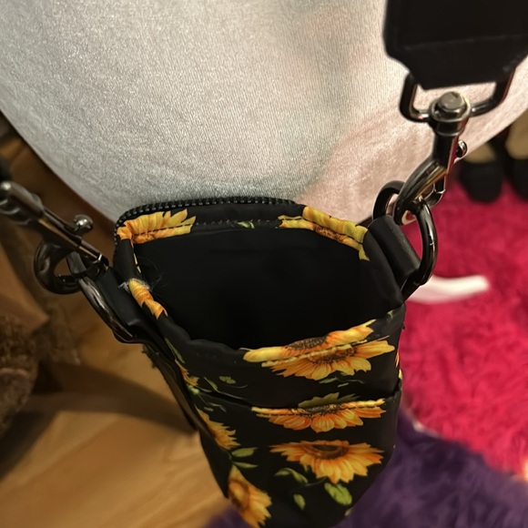 Water bottle Crossbody bag with card slots - Picture 6 of 6